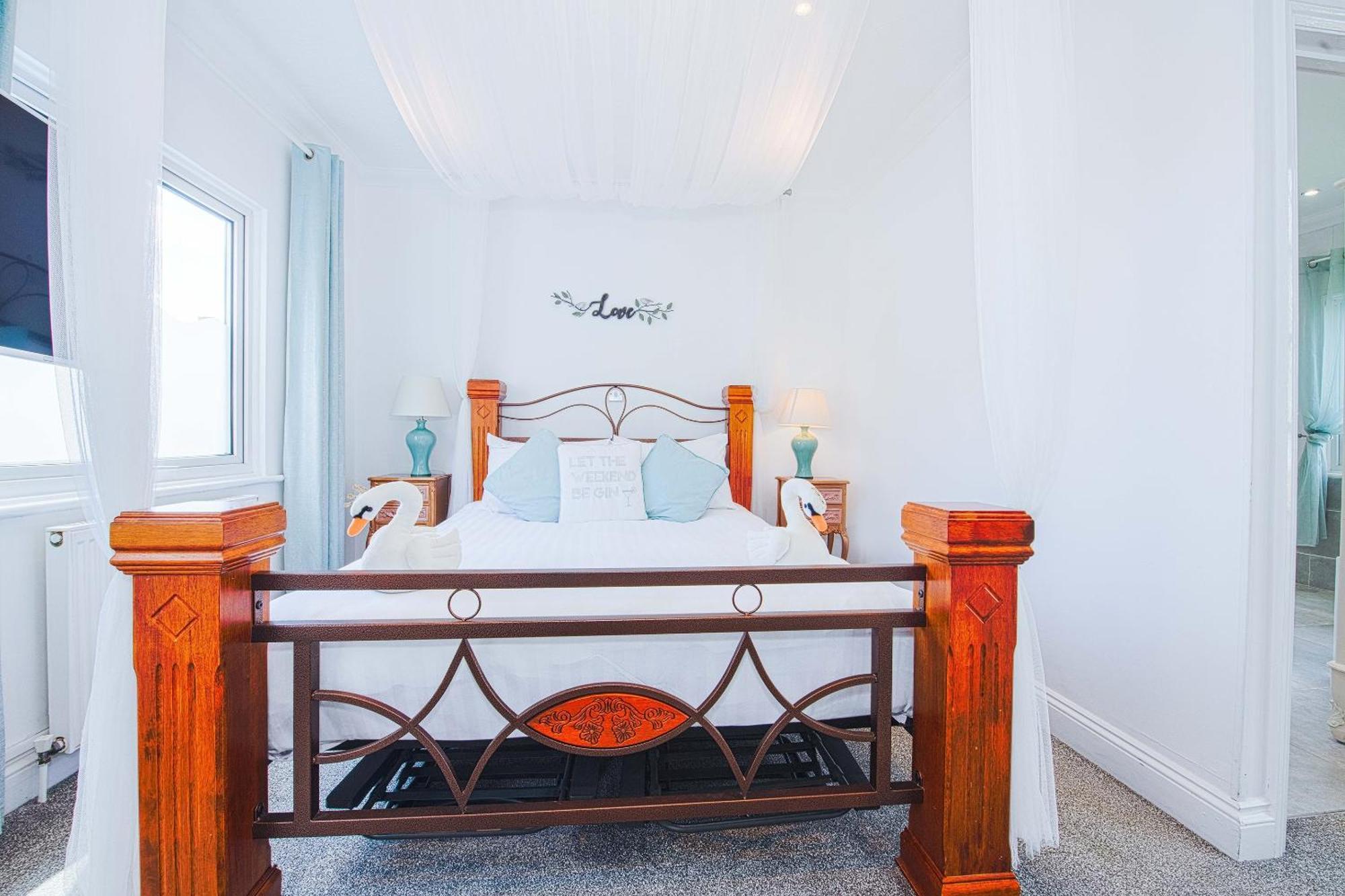 Oyo Pier Hotel